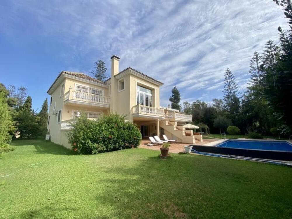 8 bedroom Villa for sale in Guadalmina with pool garage - € 3,500,000 (Ref: 8026956)