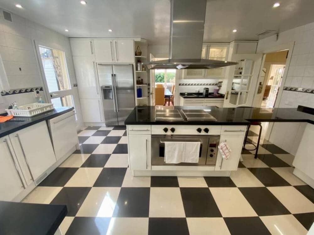 8 bedroom Villa for sale in Guadalmina with pool garage - € 3,500,000 (Ref: 8026956)