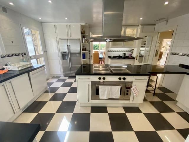 8 soverom Villa til salgs i Guadalmina Baja, Marbella med svømmebasseng garasje - € 3 500 000 (Ref: 8026956)