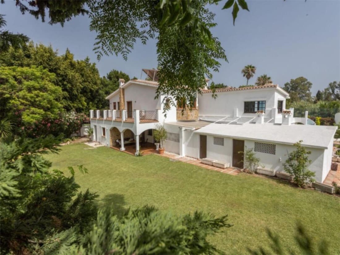 4 bedroom Villa for sale in Guadalmina with pool garage - € 4,200,000 (Ref: 8057181)