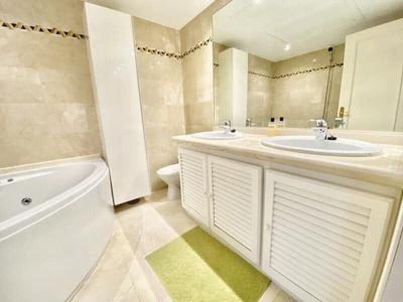 2 bedroom Apartment for rent in Marbella with pool garage - € 2,500 (Ref: 8063621)