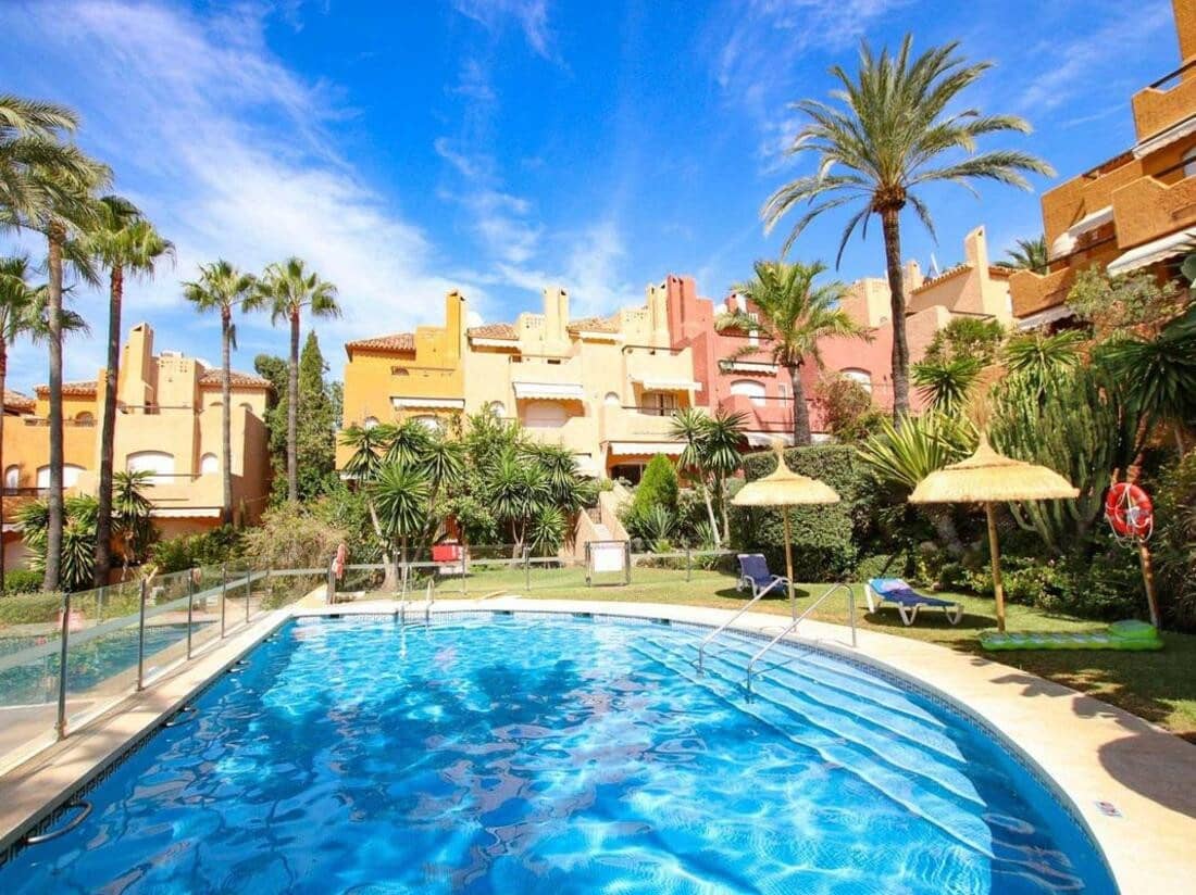 3 bedroom Townhouse for sale in Marbella with pool - € 630,000 (Ref: 8101598)