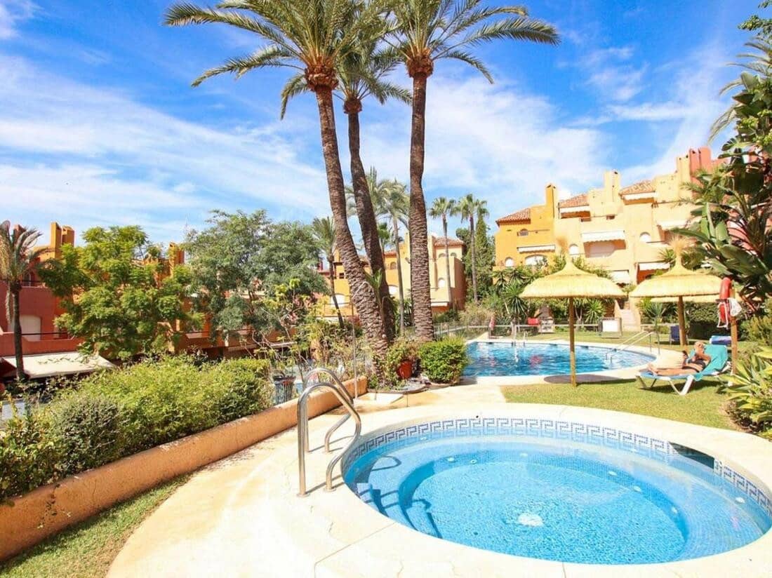 3 bedroom Townhouse for sale in Marbella with pool - € 630,000 (Ref: 8101598)