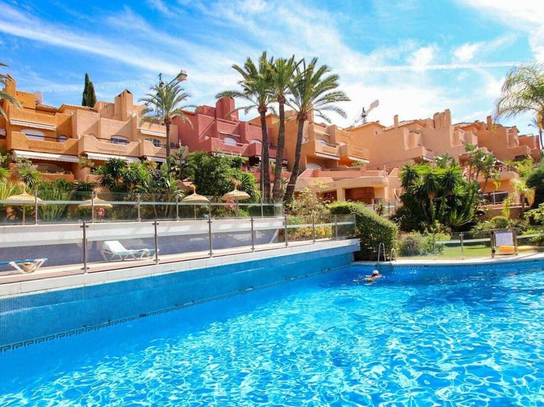 3 bedroom Townhouse for sale in Marbella with pool - € 630,000 (Ref: 8101598)