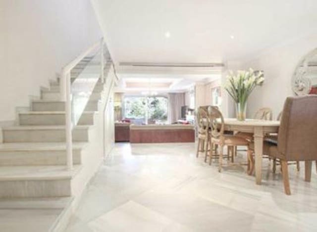 3 soveværelse Byhus til salg i Los Naranjos, Marbella med swimmingpool - € 630.000 (Ref: 8101598)