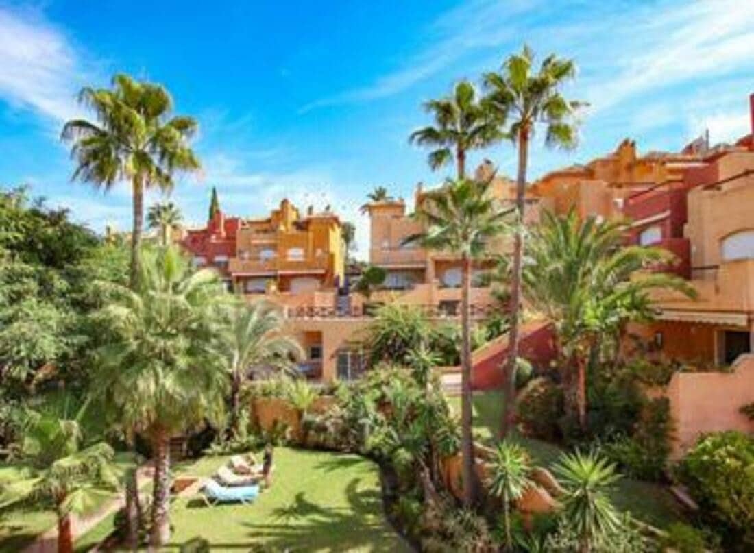 3 bedroom Townhouse for sale in Marbella with pool - € 630,000 (Ref: 8101598)