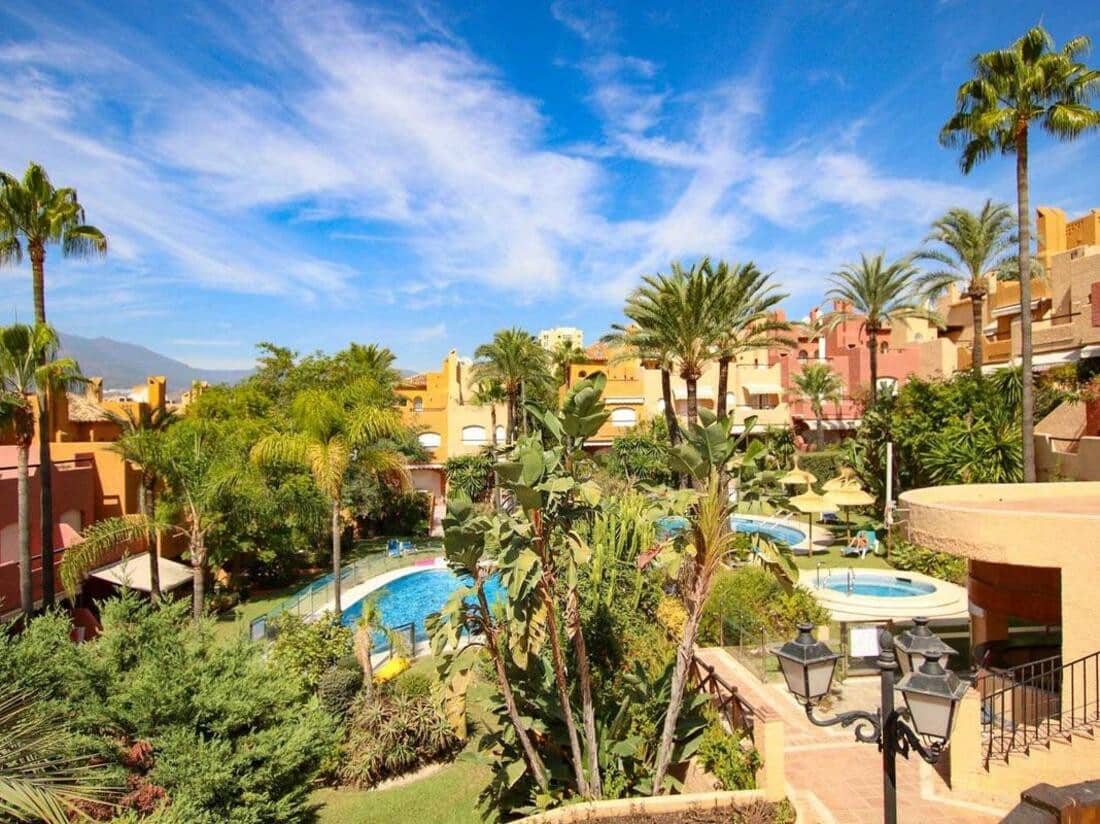 3 bedroom Townhouse for sale in Marbella with pool - € 630,000 (Ref: 8101598)