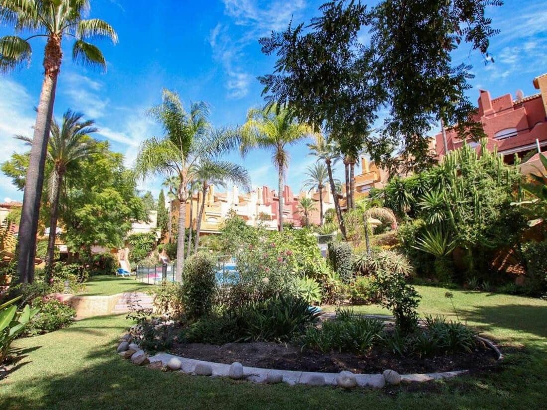 3 bedroom Townhouse for sale in Marbella with pool - € 630,000 (Ref: 8101598)