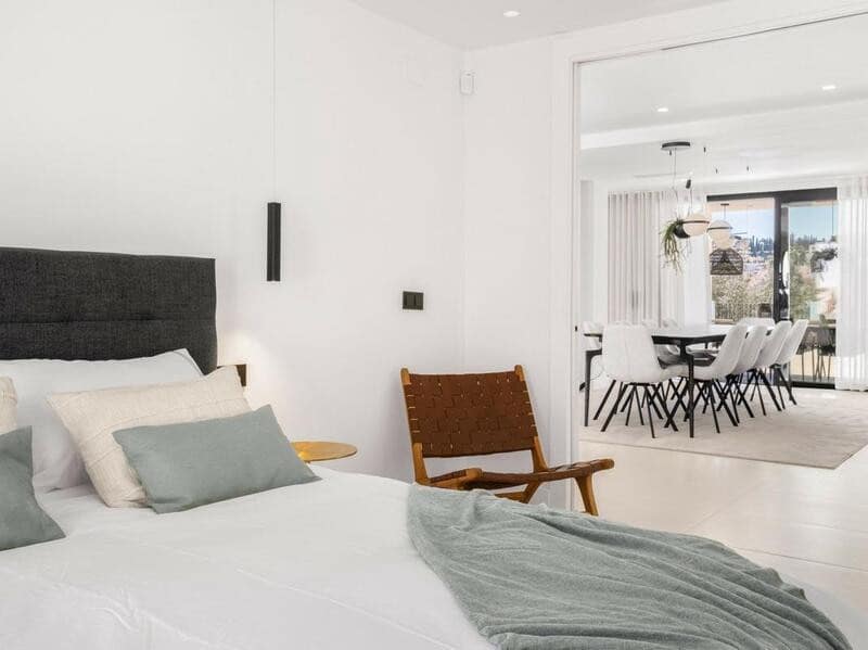 5 slaapkamer Villa voor vakantieverhuur in Nueva Andalucia met zwembad garage - € 15.000 (Ref: 8117302)