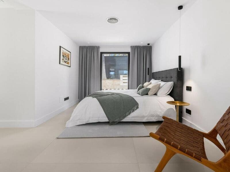 5 slaapkamer Villa voor vakantieverhuur in Nueva Andalucia met zwembad garage - € 15.000 (Ref: 8117302)