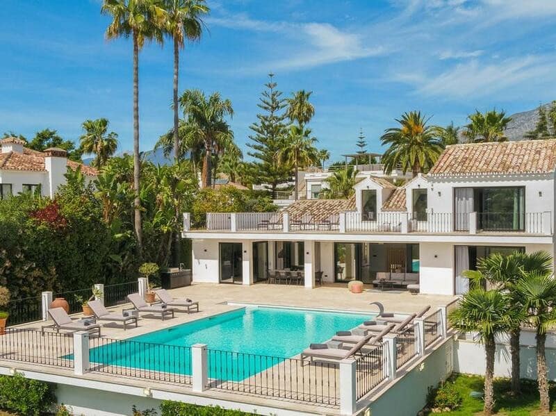 5 slaapkamer Villa voor vakantieverhuur in Nueva Andalucia met zwembad garage - € 15.000 (Ref: 8117302)