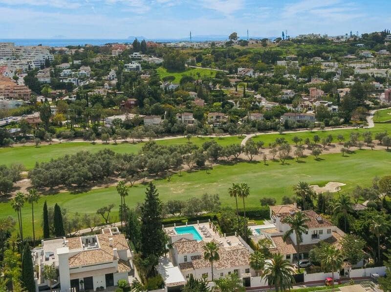 5 slaapkamer Villa voor vakantieverhuur in Nueva Andalucia met zwembad garage - € 15.000 (Ref: 8117302)