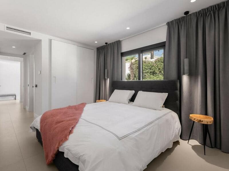 5 slaapkamer Villa voor vakantieverhuur in Nueva Andalucia met zwembad garage - € 15.000 (Ref: 8117302)