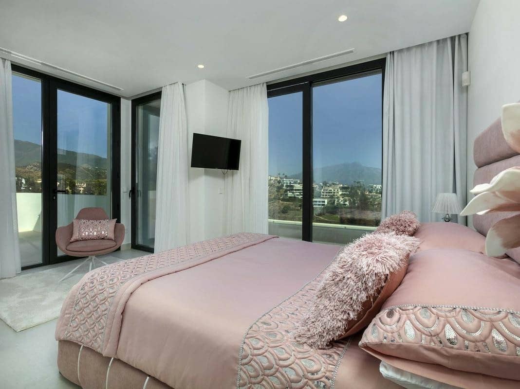 4 bedroom Villa for sale in Benahavis with pool garage - € 3,495,000 (Ref: 8133635)