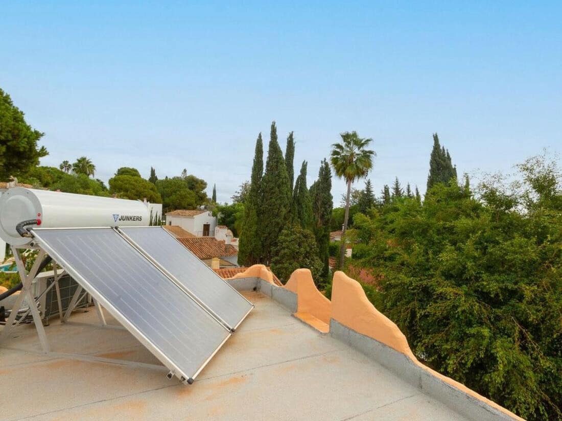 4 sypialnia Willa na sprzedaż w Marbella z basenem garażem - 1 650 000 € (Ref: 8142584)