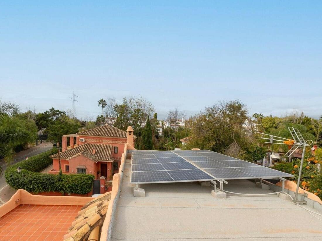 4 sypialnia Willa na sprzedaż w Marbella z basenem garażem - 1 650 000 € (Ref: 8142584)