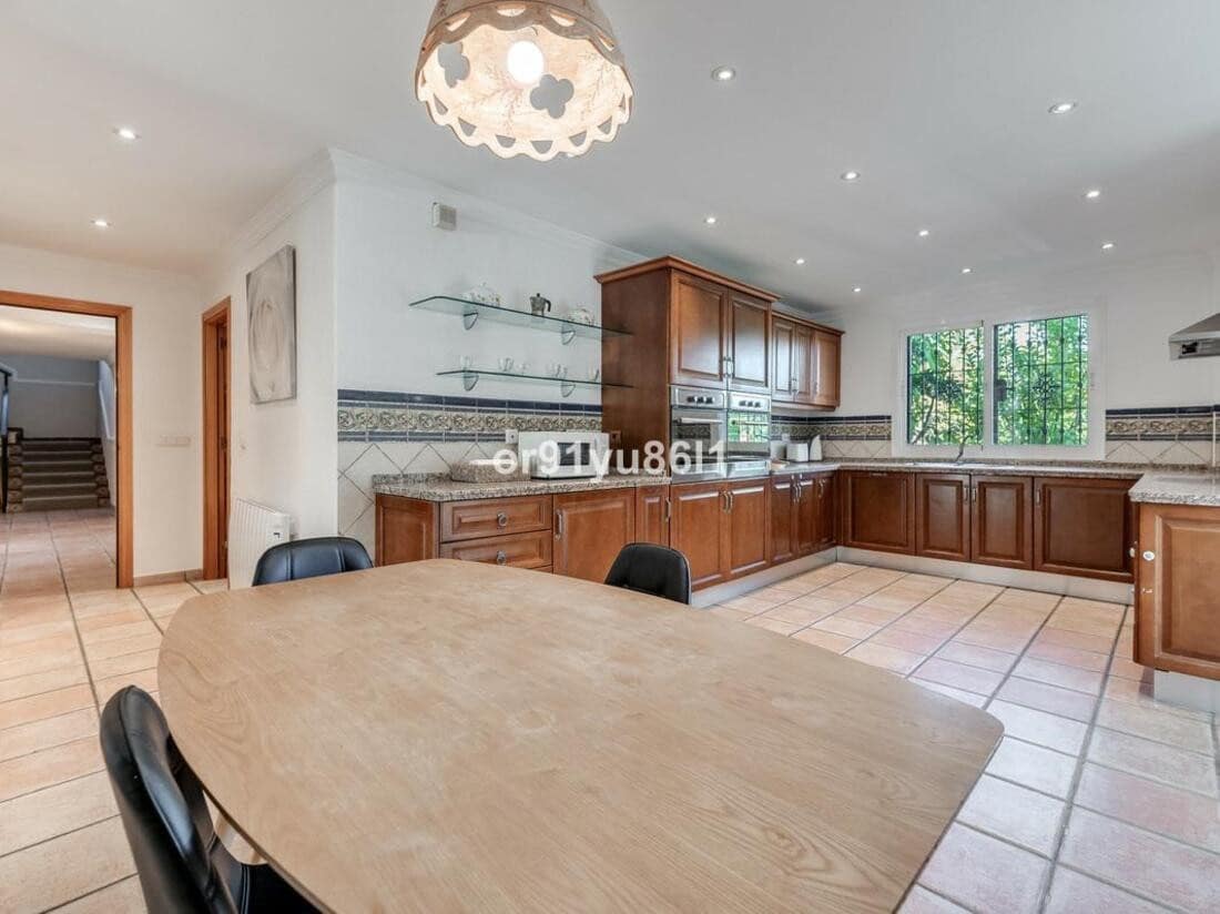 7 sypialnia Willa na sprzedaż w Guadalmina z basenem garażem - 1 640 000 € (Ref: 8142585)