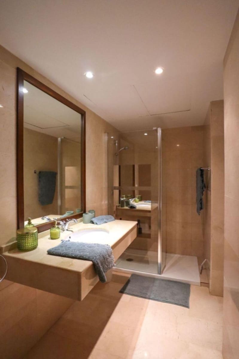 Apartamento de 2 habitaciones en San Pedro de Alcantara en venta con piscina garaje - 695.000 € (Ref: 8161243)