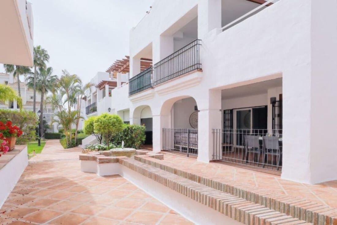 Apartamento de 2 habitaciones en San Pedro de Alcantara en venta con piscina garaje - 695.000 € (Ref: 8161243)