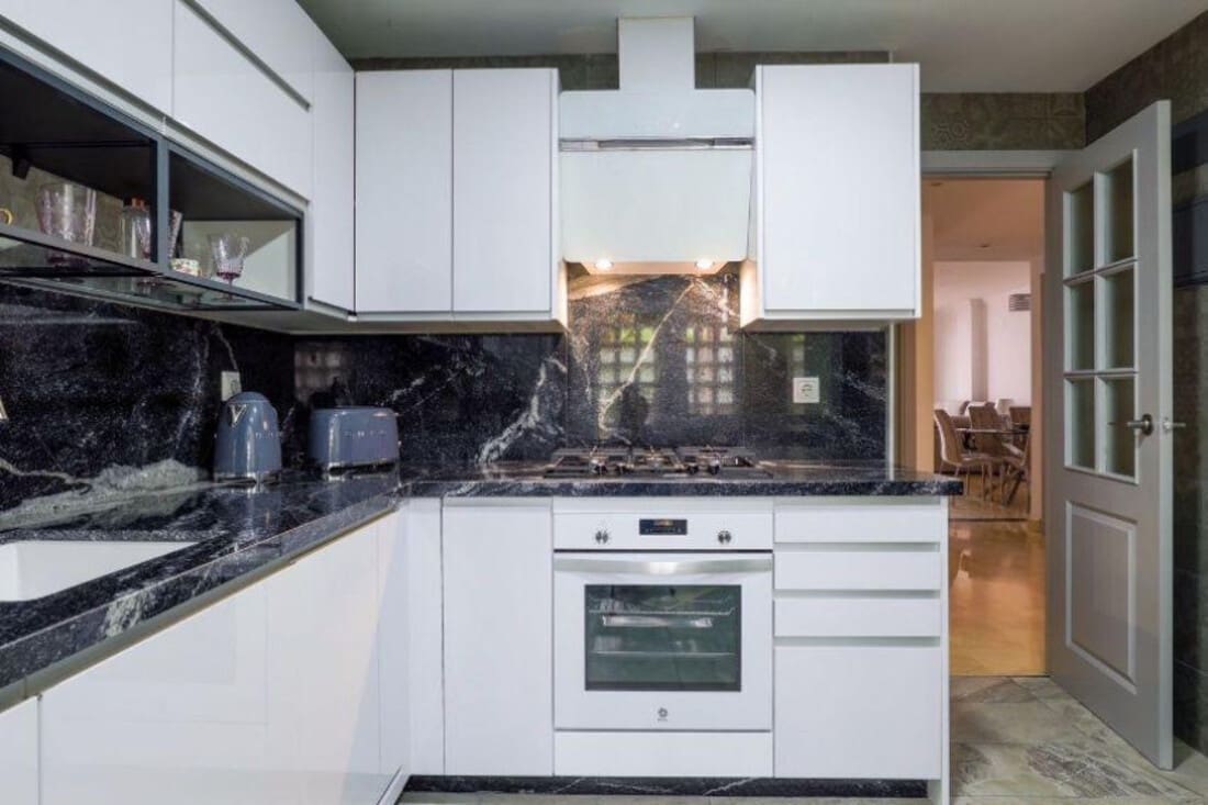 Apartamento de 2 habitaciones en San Pedro de Alcantara en venta con piscina garaje - 695.000 € (Ref: 8161243)