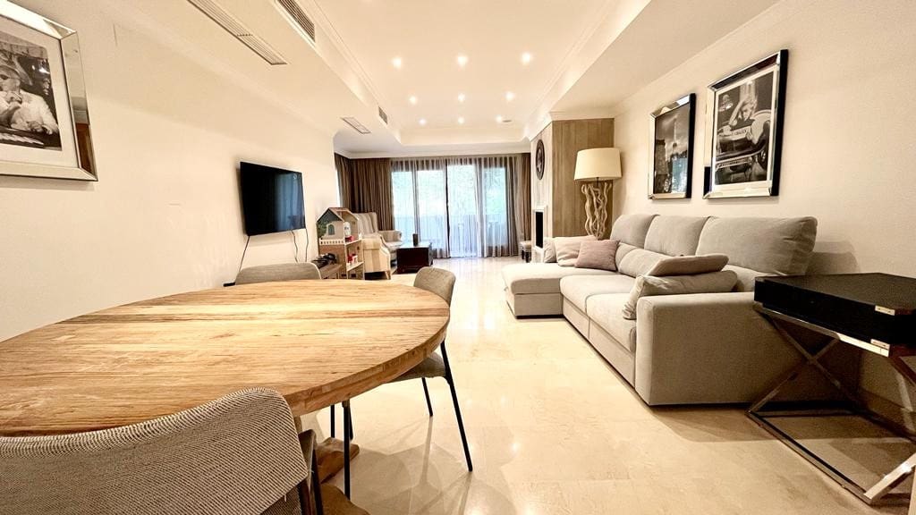 3 makuuhuone Huoneisto myytävänä paikassa Marbella mukana uima-altaan 
autotalli - 975 000 € (Ref: 8183667)