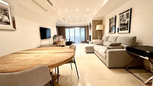 3 makuuhuone Huoneisto myytävänä paikassa Lomas De Marbella, Marbella mukana uima-altaan 
autotalli - 975 000 € (Ref: 8183667)