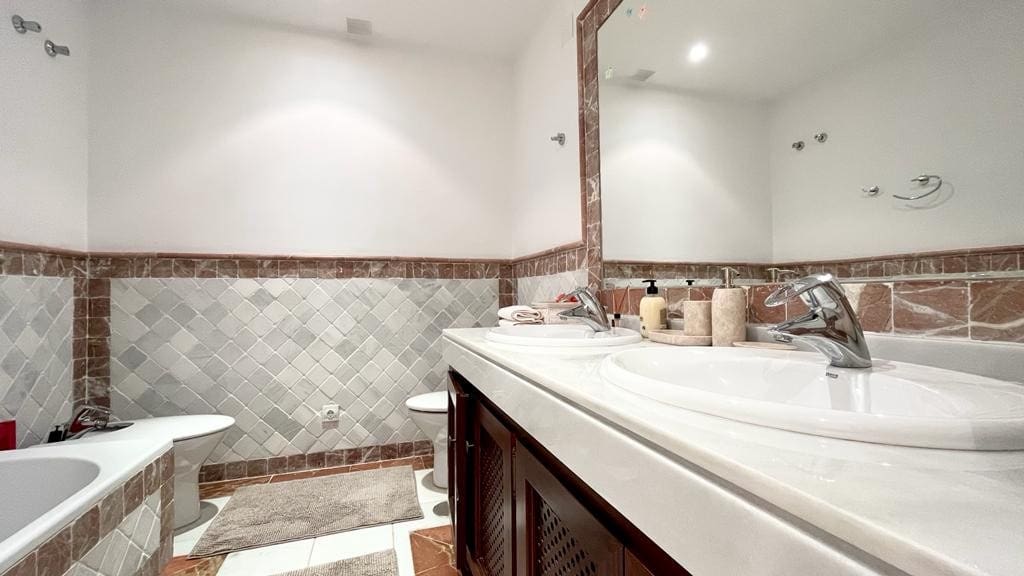 3 makuuhuone Huoneisto myytävänä paikassa Marbella mukana uima-altaan 
autotalli - 975 000 € (Ref: 8183667)