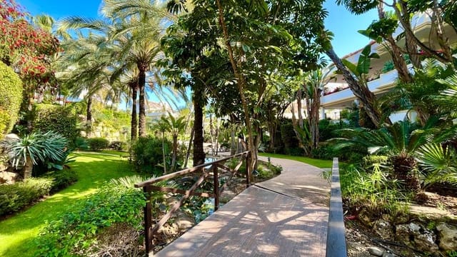 3 makuuhuone Huoneisto myytävänä paikassa Lomas De Marbella, Marbella mukana uima-altaan 
autotalli - 975 000 € (Ref: 8183667)