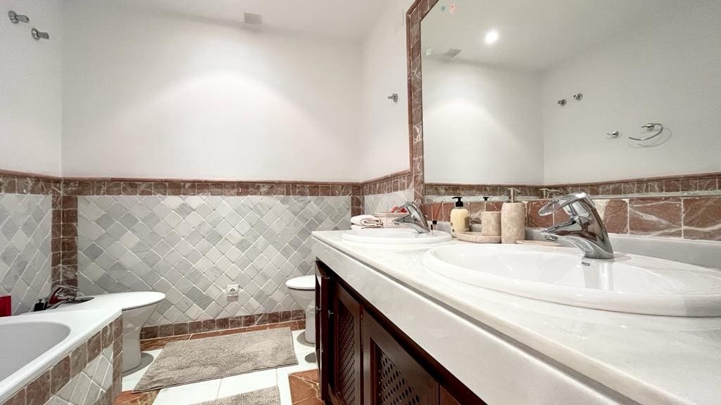 3 bedroom Apartment for sale in Marbella with pool garage - € 975,000 (Ref: 8183667)