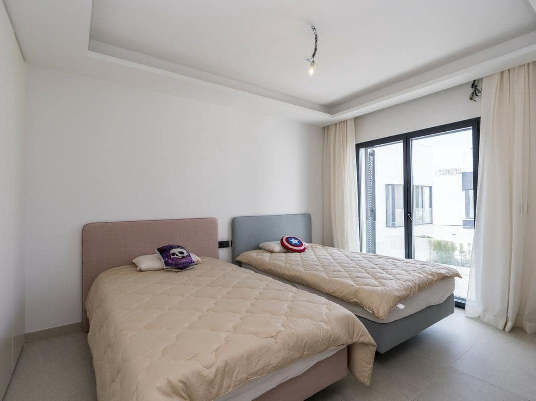 5 soveværelse Semi-Rækkehus til salg i Estepona med swimmingpool garage - € 1.950.000 (Ref: 8196451)