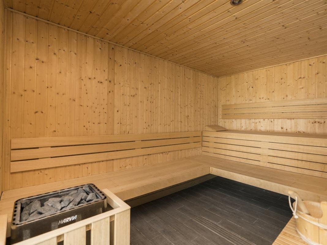 5 soveværelse Semi-Rækkehus til salg i Estepona med swimmingpool garage - € 1.950.000 (Ref: 8196451)