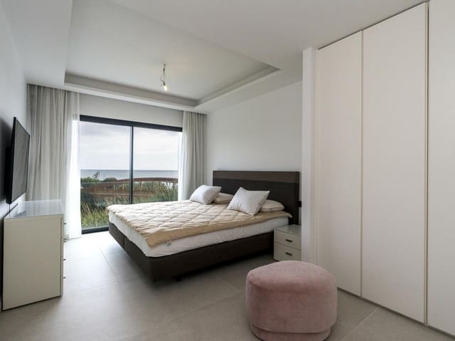 5 soverom Kjedet enebolig til salgs i Zona de Punta Plata, Estepona med svømmebasseng garasje - € 1 950 000 (Ref: 8196451)
