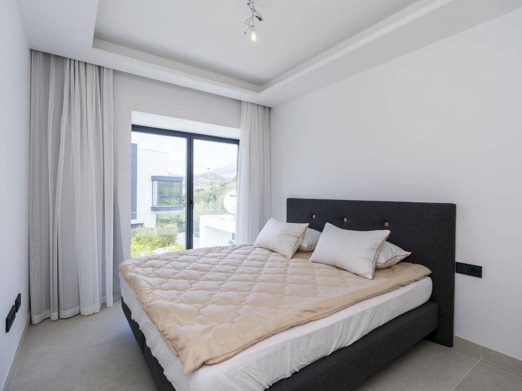 5 soverom Kjedet enebolig til salgs i Estepona med svømmebasseng garasje - € 1 950 000 (Ref: 8196451)