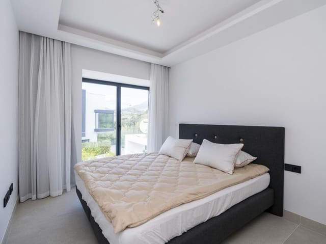5 soverom Kjedet enebolig til salgs i Zona de Punta Plata, Estepona med svømmebasseng garasje - € 1 950 000 (Ref: 8196451)