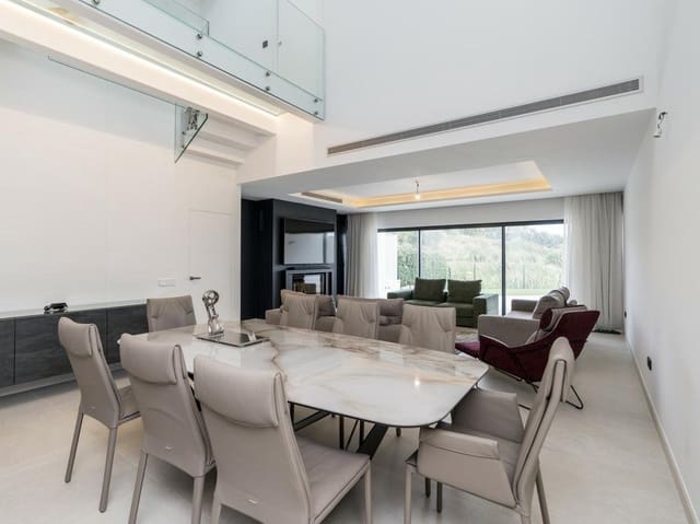 5 soverom Kjedet enebolig til salgs i Zona de Punta Plata, Estepona med svømmebasseng garasje - € 1 950 000 (Ref: 8196451)