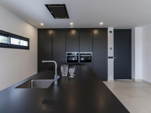 5 soverom Kjedet enebolig til salgs i Zona de Punta Plata, Estepona med svømmebasseng garasje - € 1 950 000 (Ref: 8196451)