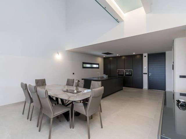 5 soverom Kjedet enebolig til salgs i Zona de Punta Plata, Estepona med svømmebasseng garasje - € 1 950 000 (Ref: 8196451)