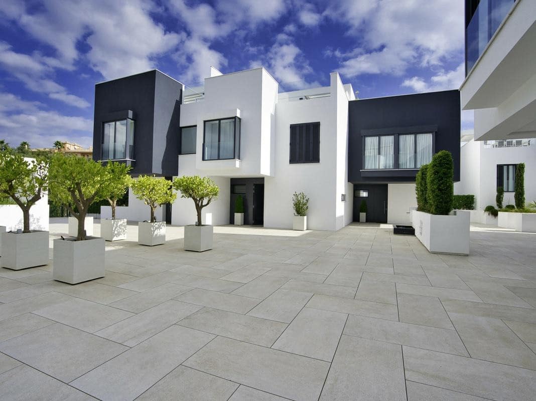 5 soverom Kjedet enebolig til salgs i Estepona med svømmebasseng garasje - € 1 950 000 (Ref: 8196451)