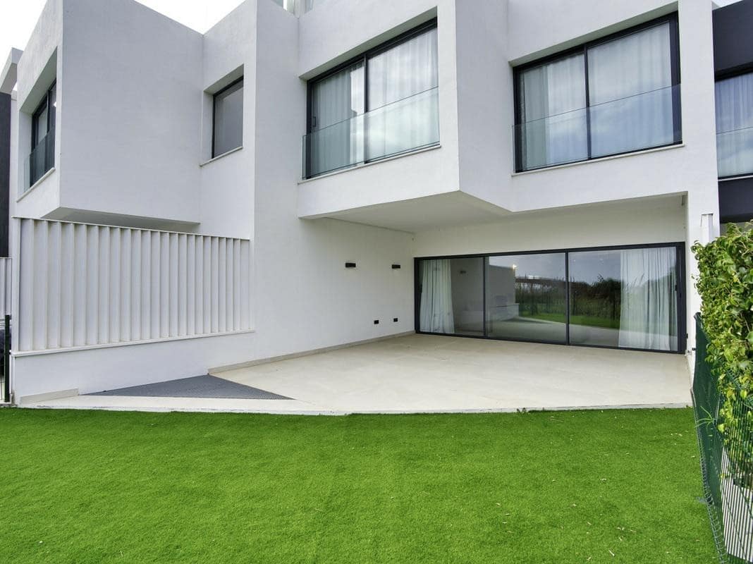 5 soverom Kjedet enebolig til salgs i Estepona med svømmebasseng garasje - € 1 950 000 (Ref: 8196451)