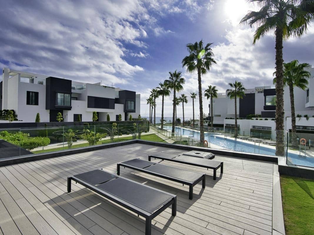 5 soverom Kjedet enebolig til salgs i Estepona med svømmebasseng garasje - € 1 950 000 (Ref: 8196451)