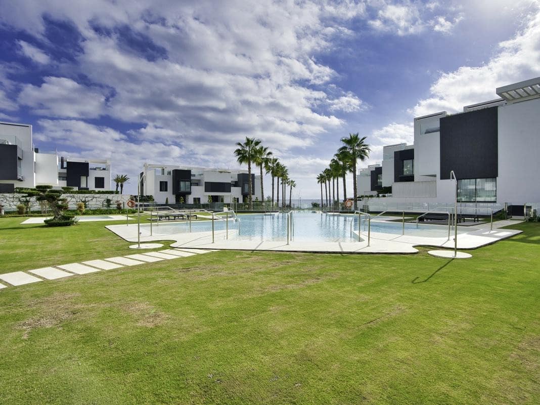 5 soverom Kjedet enebolig til salgs i Estepona med svømmebasseng garasje - € 1 950 000 (Ref: 8196451)