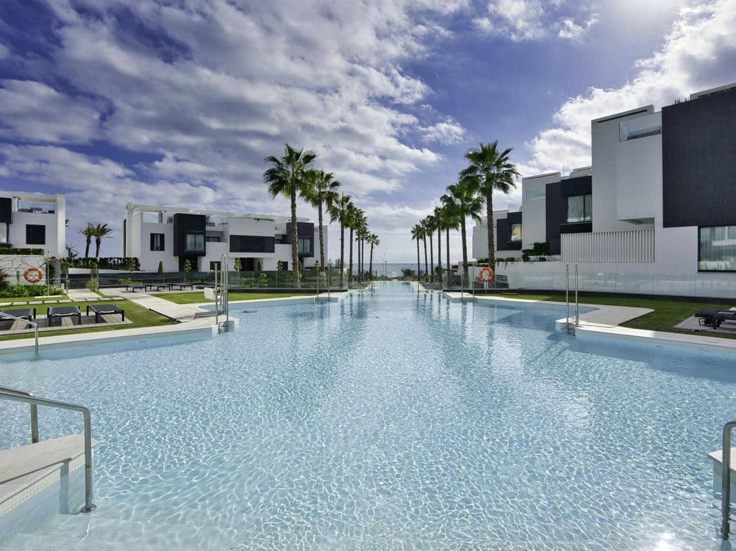 5 soverom Kjedet enebolig til salgs i Estepona med svømmebasseng garasje - € 1 950 000 (Ref: 8196451)
