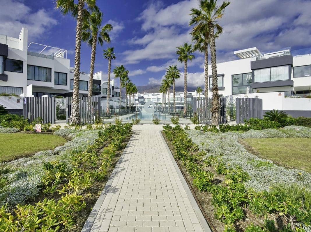 5 soverom Kjedet enebolig til salgs i Estepona med svømmebasseng garasje - € 1 950 000 (Ref: 8196451)