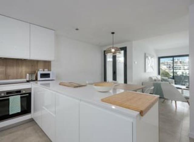 3 sypialnia Apartament na sprzedaż w Puerto de Estepona, Estepona z basenem garażem - 645 000 € (Ref: 8210422)