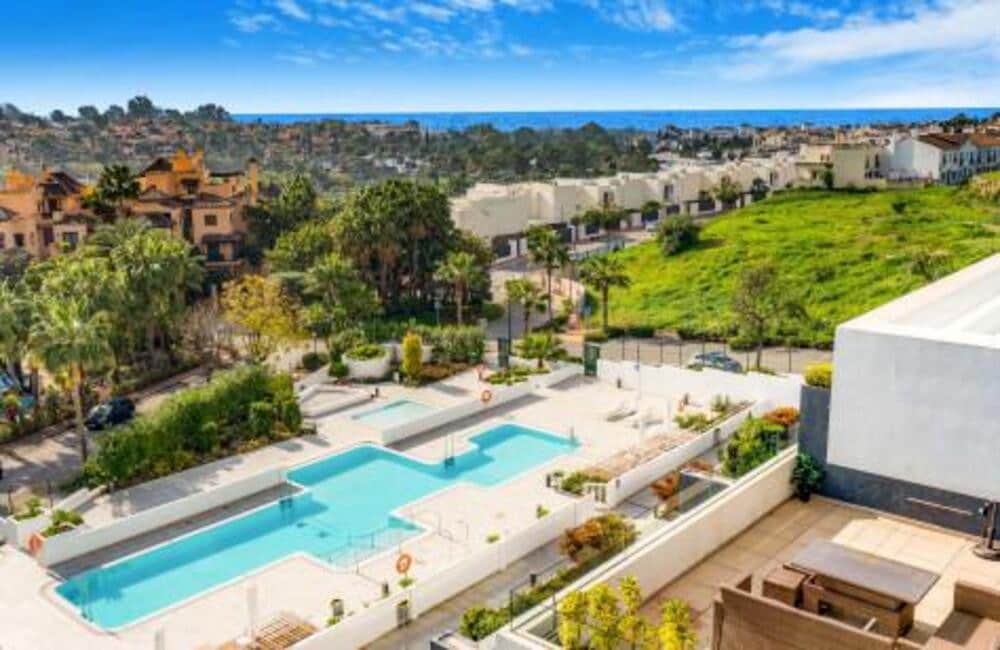 2 sypialnia Penthouse na sprzedaż w Estepona z basenem garażem - 755 000 € (Ref: 8215472)