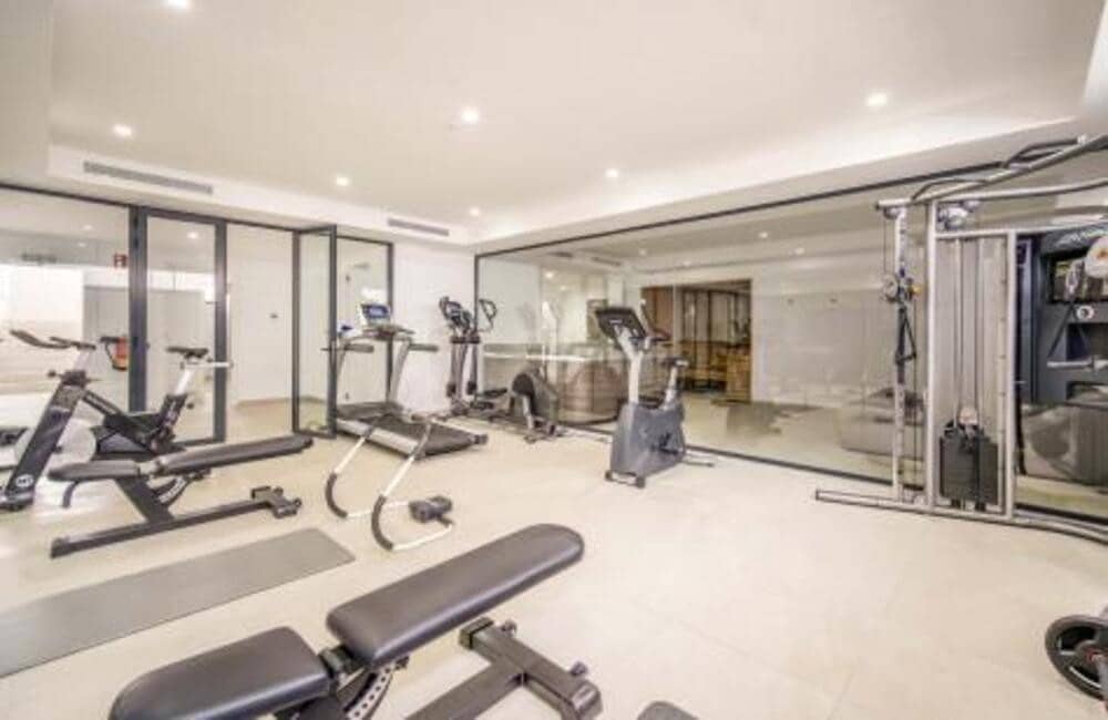 2 sypialnia Penthouse na sprzedaż w Estepona z basenem garażem - 755 000 € (Ref: 8215472)