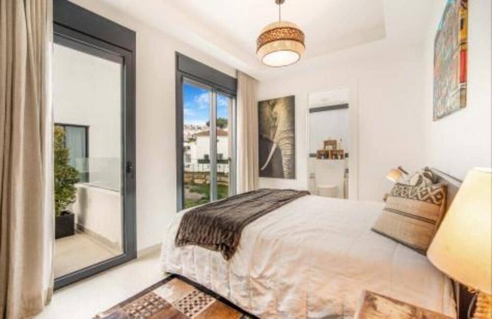 2 sypialnia Penthouse na sprzedaż w Estepona z basenem garażem - 755 000 € (Ref: 8215472)