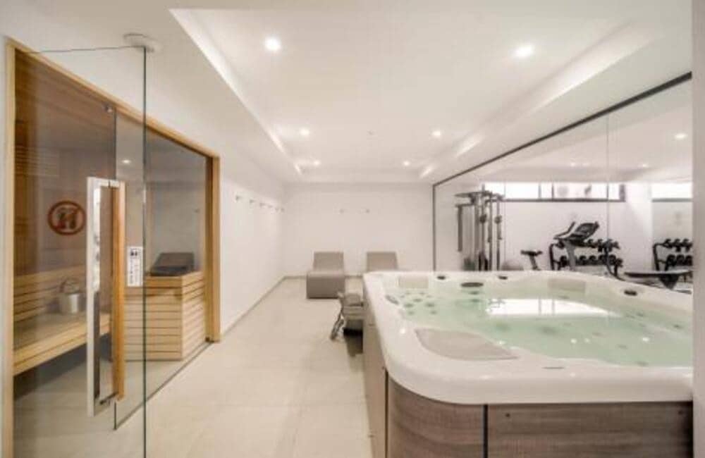 2 sypialnia Penthouse na sprzedaż w Estepona z basenem garażem - 755 000 € (Ref: 8215472)