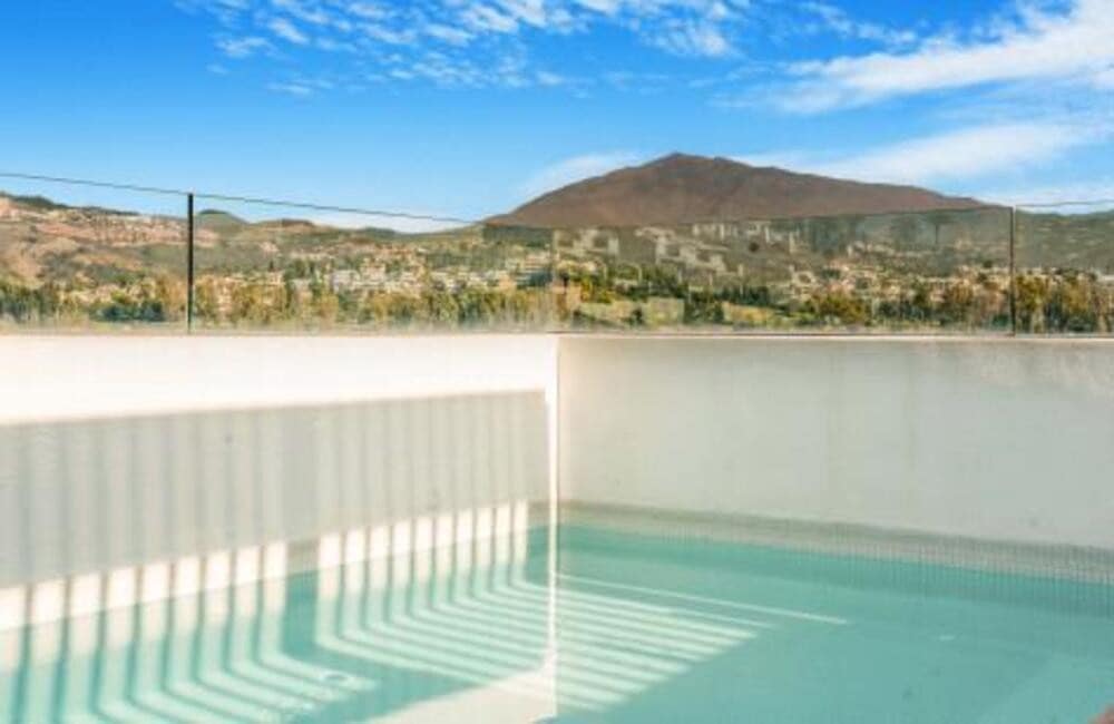 2 sypialnia Penthouse na sprzedaż w Estepona z basenem garażem - 755 000 € (Ref: 8215472)