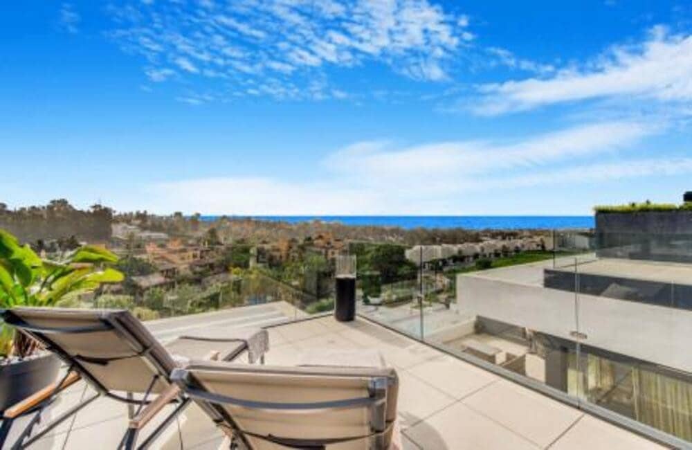 2 sypialnia Penthouse na sprzedaż w Estepona z basenem garażem - 755 000 € (Ref: 8215472)